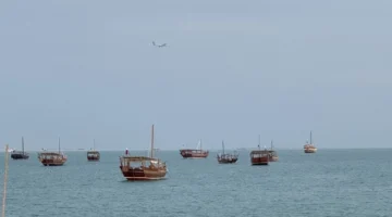 طقس معتدل الحرارة نهاراً على الساحل مع انتشار غبار عالق في البحر